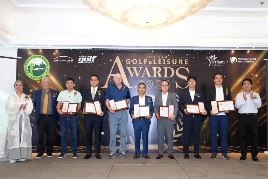 Các đại diện nhận giải thưởng Vietnam Golf & Leisure Awards 2024