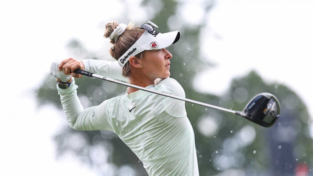 Nelly Korda thực hiện cú đánh mạnh mẽ trong một giải đấu golf quốc tế.