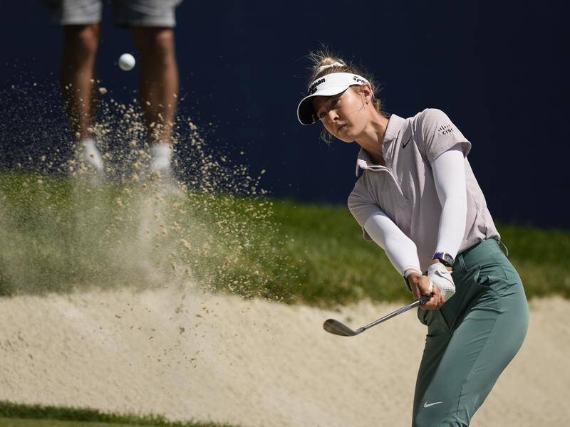 Nelly Korda thực hiện cú đánh từ hố cát.