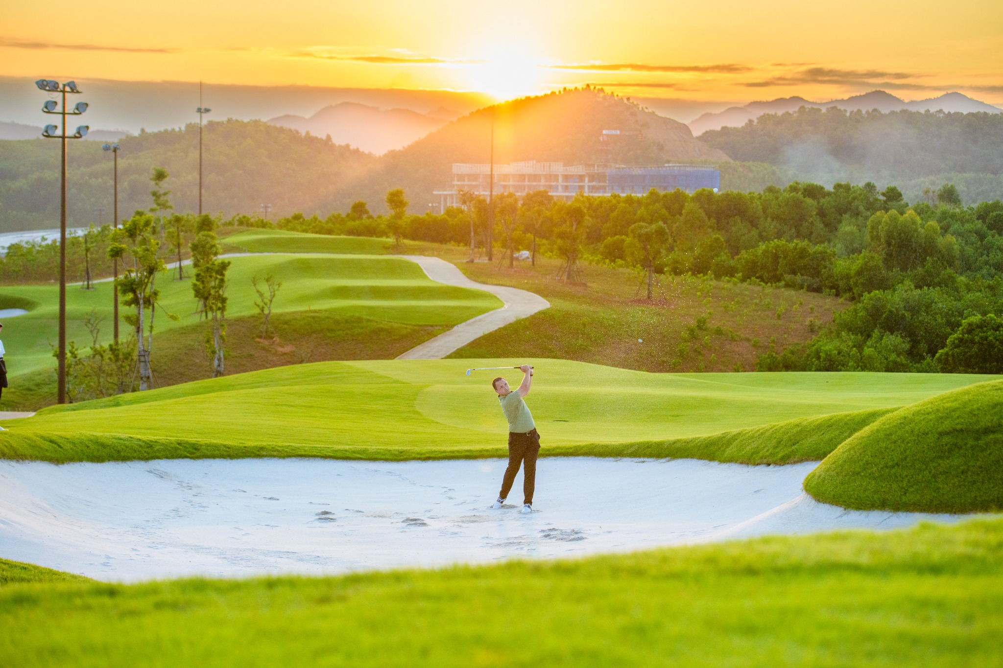 Sân golf Văn Lang Empire không chỉ nổi bật bởi cảnh quan mà còn bởi sự đầu tư bài bản vào cơ sở hạ tầng và tiện ích dành cho người chơi.