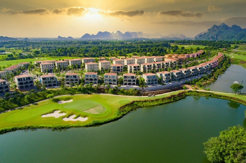 Sky Lake Golf Club được thiết kế mang phong cách địa hình tự nhiên kết hợp với sự bố trí thông minh của các bẫy nước, bẫy cát