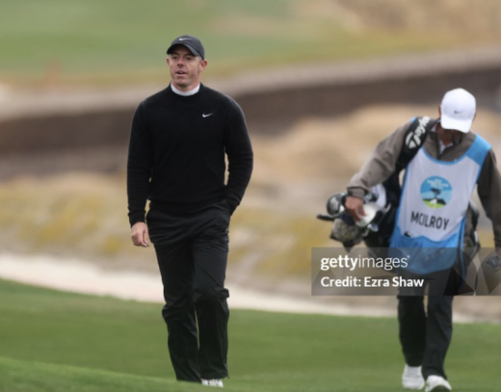 Rory McIlroy Áp Sát Ngôi Đầu Sau Vòng Đấu Bogey Free Tại AT&T Pebble Beach Pro-Am