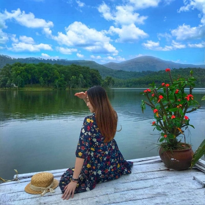 Hồ Yên Trung có vẻ đẹp nguyên sơ kết hợp hài hòa giữa núi non, cây cỏ và hồ nước