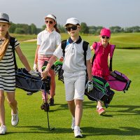 dạy trẻ em chơi golf