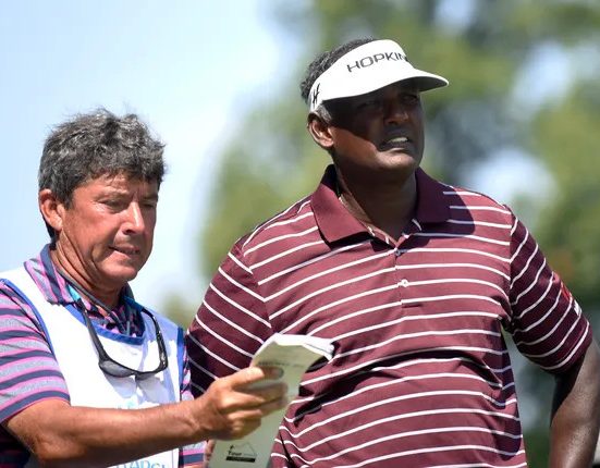 Cayce Kerr làm caddie cho Vijay Singh tại PGA Tour năm 2015