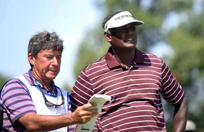 Cayce Kerr làm caddie cho Vijay Singh tại PGA Tour năm 2015