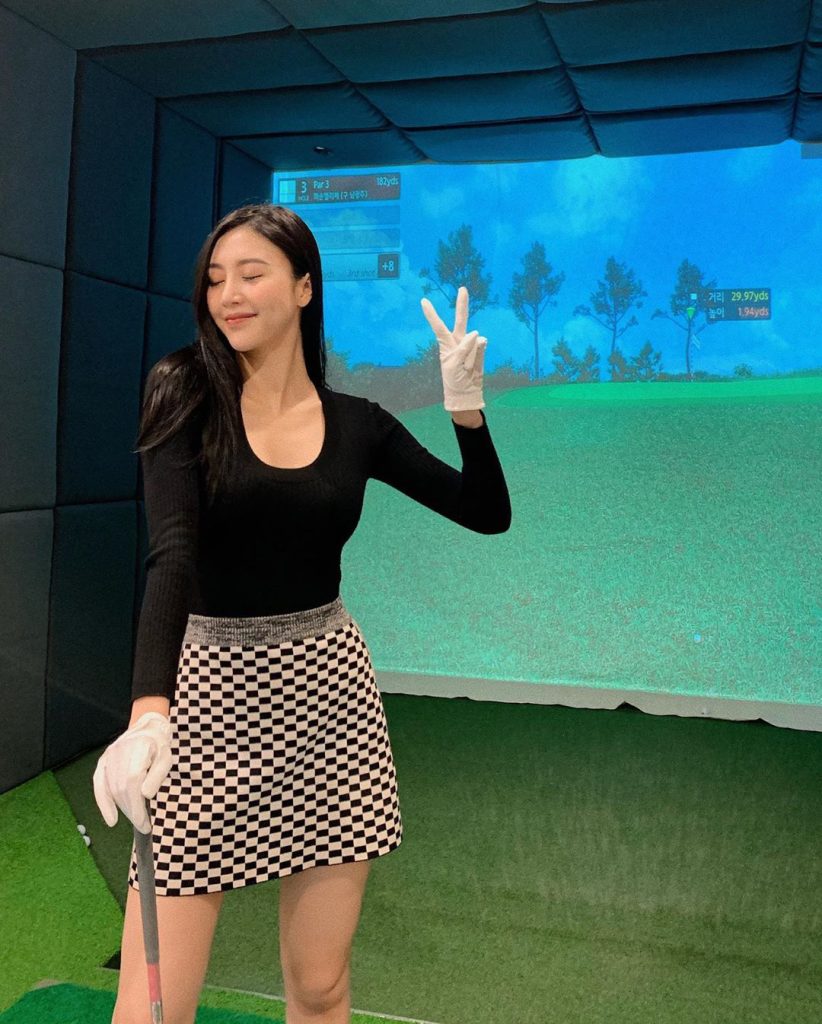 Vũ Ngọc Châm diện phong cách golf quyến rũ trên sân golf