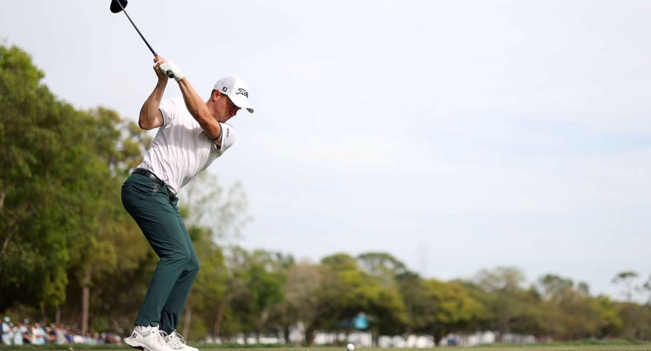 cú phát bóng của Justin Thomas