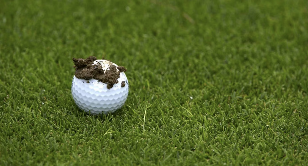bóng golf dính bùn