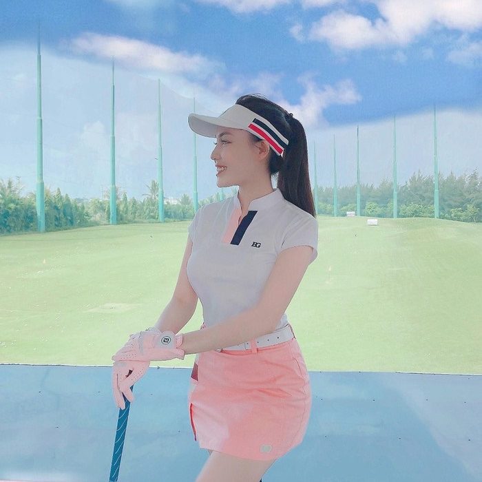 Âu Hà My tươi cười trên sân golf, phong cách sang trọng