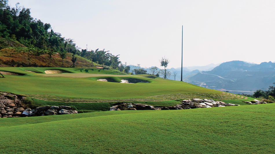 Montana Golf Course Hòa Bình: Tại sao "đấu trường mây" này lại khiến giới golfer mê đắm đến phát cuồng? 1 Montana Golf Course Hòa Bình