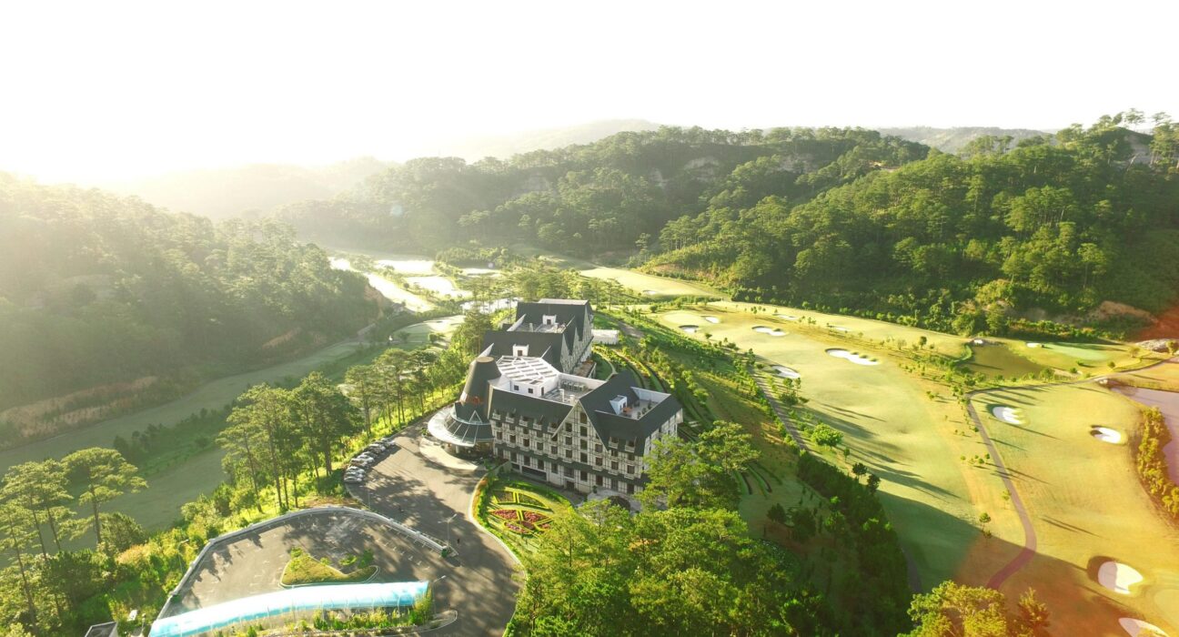 Đặt Sân Golf SAM Tuyền Lâm: Bạn Có Hẹn Với "Bản Tình Ca" Giữa Thung Lũng Đà Lạt? 1 Đặt sân golf