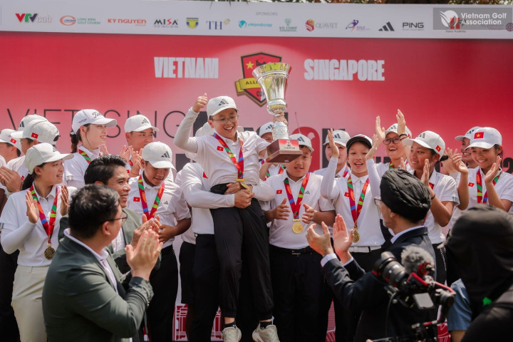 Doi tuyen tre Viet Nam vo dich mua giai dau tien tai Viet Sing Junior Alliance Cup 2026 1 1